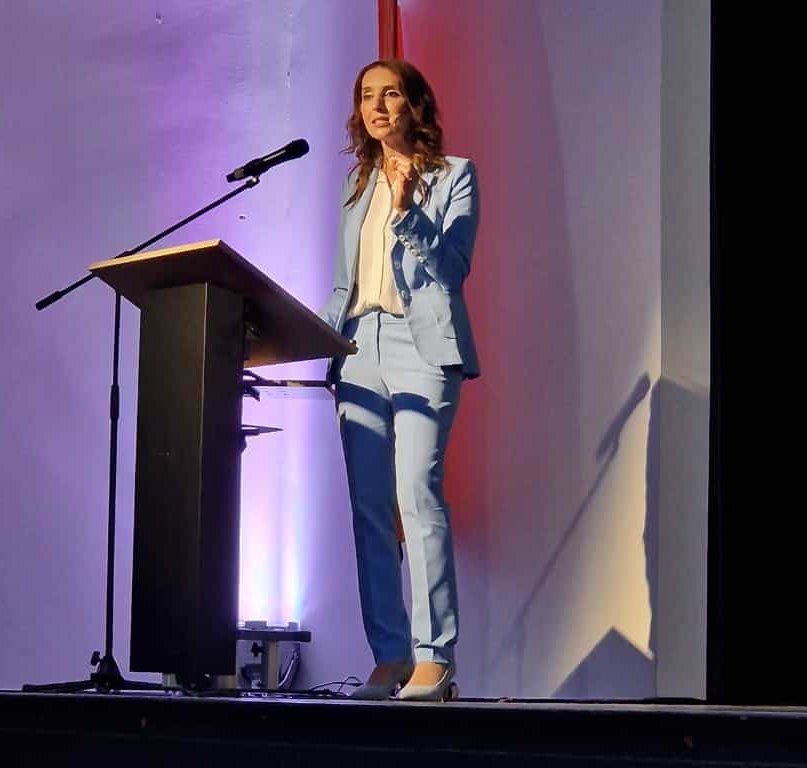 Anissa Saysay auf der Bühne